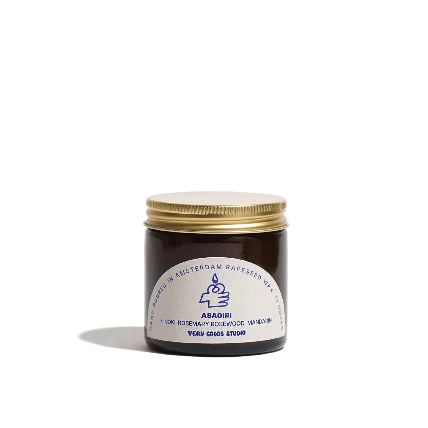 Geurkaars van very goods studio gemaakt van koolzaadwas met katoenen lont in amberkleurige 60 ml pot, geur asagiri