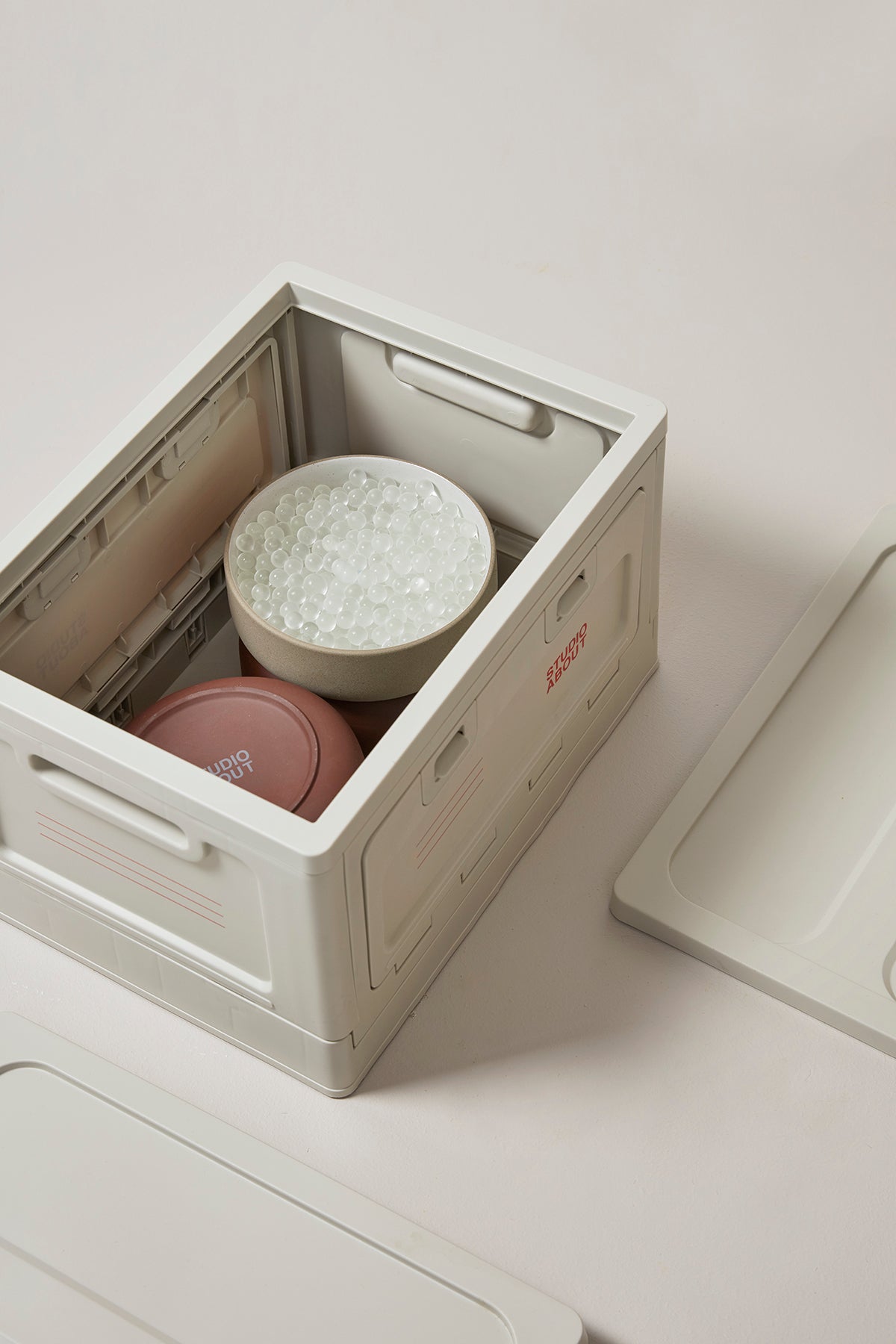 Box Medium Light Grey - EAN 5714356000434 - SKU 400290LG - Met kommetjes erin voor een eventuele picknick