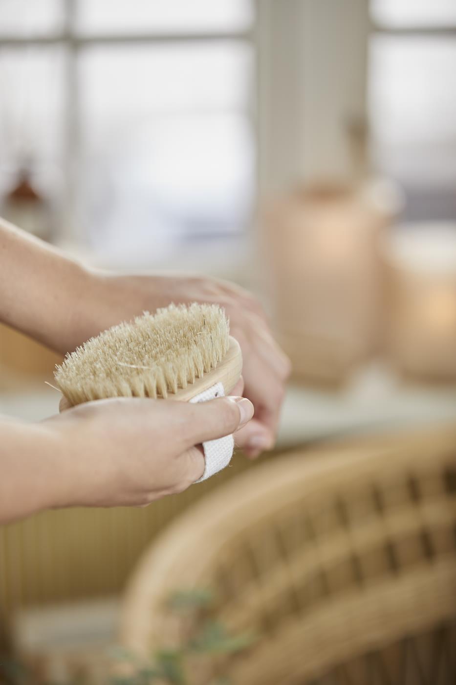 Met regelmaat de bad borstel erbij pakken om je lichaam (met liefde) te lijf te gaan is een heel goed idee! Als je dit ritueel verwerkt in je beauty routine is dat heilzaam voor de doorbloeding, het ondersteunt de lymfestroom en daarmee de reiniging van binnenuit. Behoort tot de serie Altum van IB Laursen.