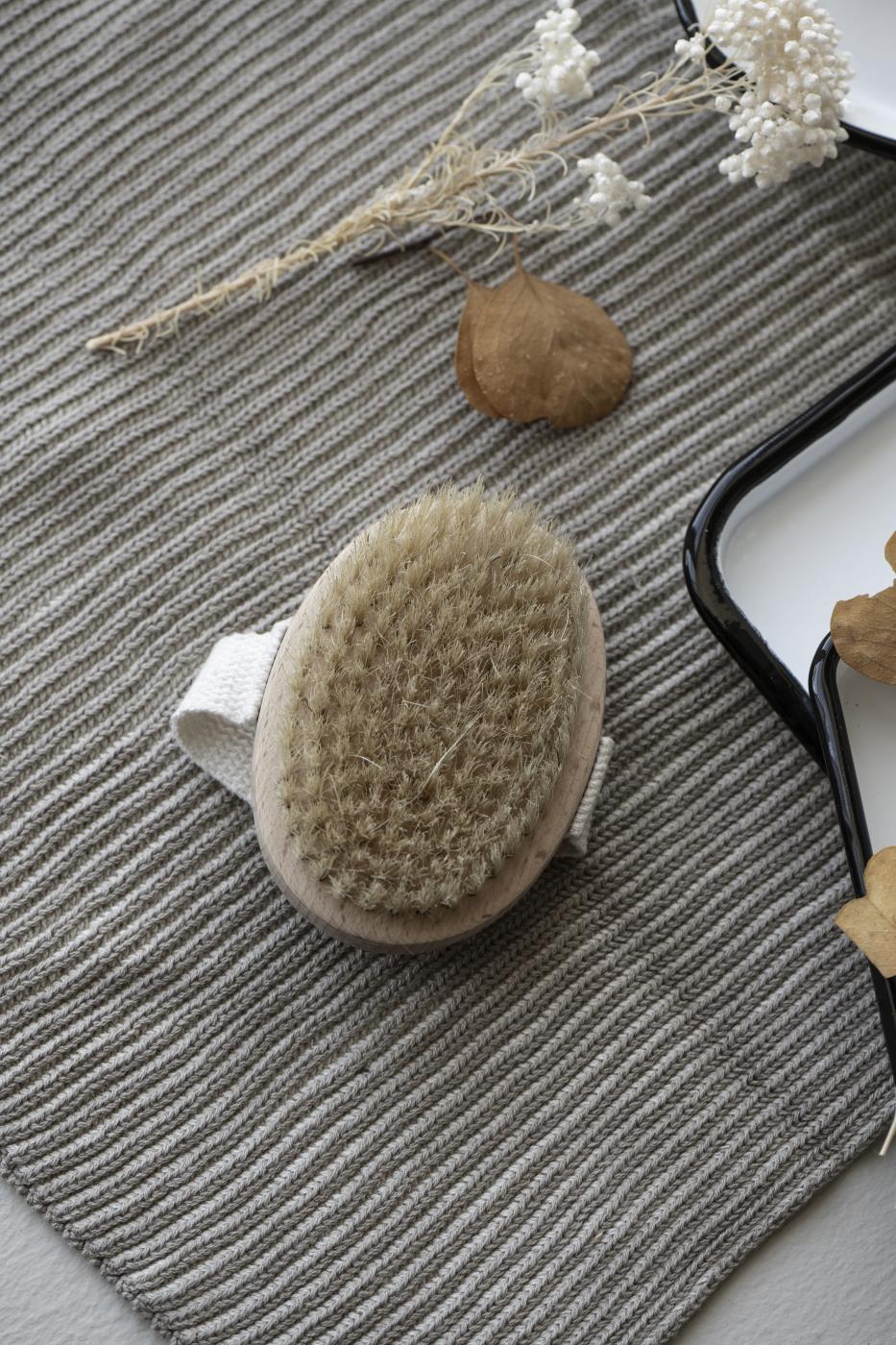Met regelmaat de bad borstel erbij pakken om je lichaam (met liefde) te lijf te gaan is een heel goed idee! Als je dit ritueel verwerkt in je beauty routine is dat heilzaam voor de doorbloeding, het ondersteunt de lymfestroom en daarmee de reiniging van binnenuit. Behoort tot de serie Altum van IB Laursen.