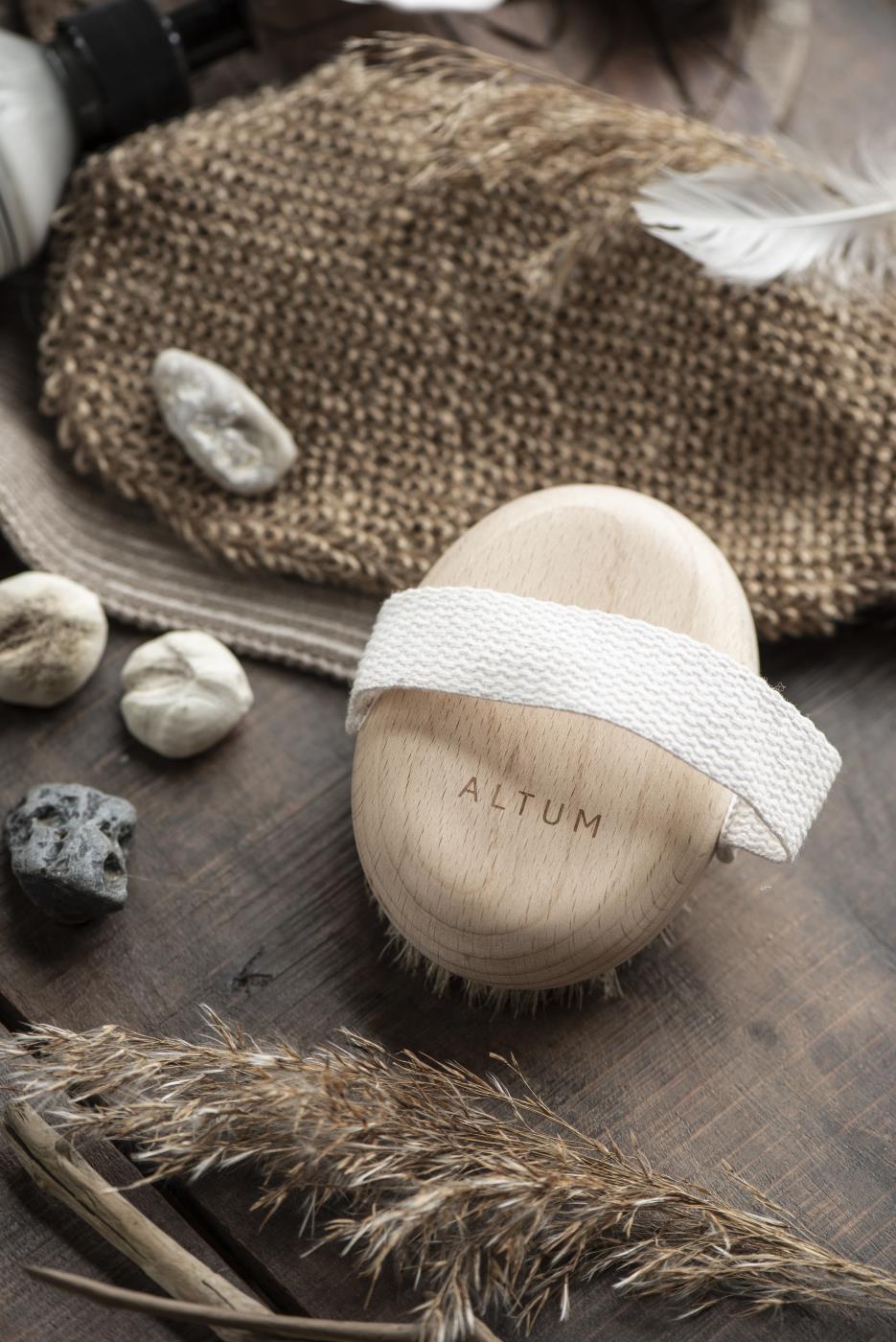 Met regelmaat de bad borstel erbij pakken om je lichaam (met liefde) te lijf te gaan is een heel goed idee! Als je dit ritueel verwerkt in je beauty routine is dat heilzaam voor de doorbloeding, het ondersteunt de lymfestroom en daarmee de reiniging van binnenuit. Behoort tot de serie Altum van IB Laursen.