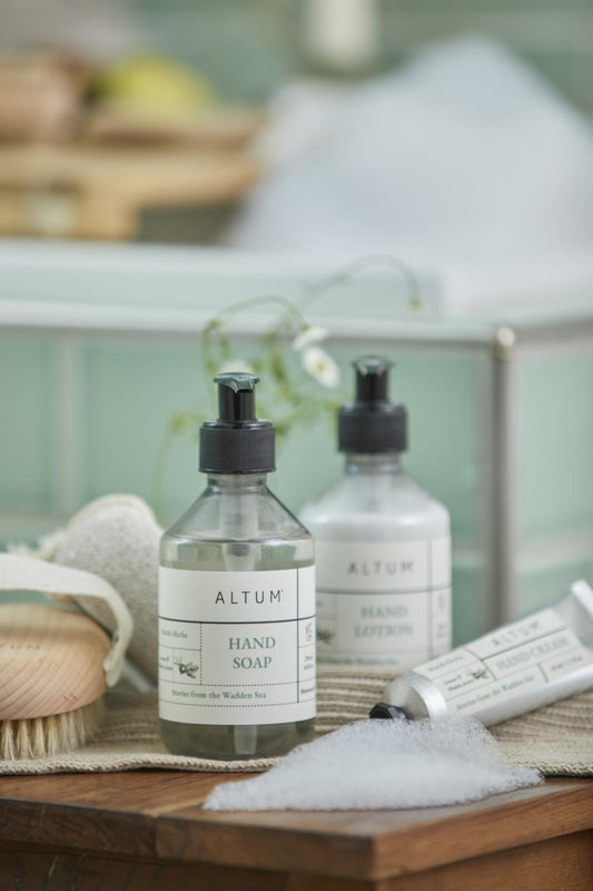 Handzeep Altum van het merk IB Laursen gemaakt van kruiden uit en rond de Waddenzee