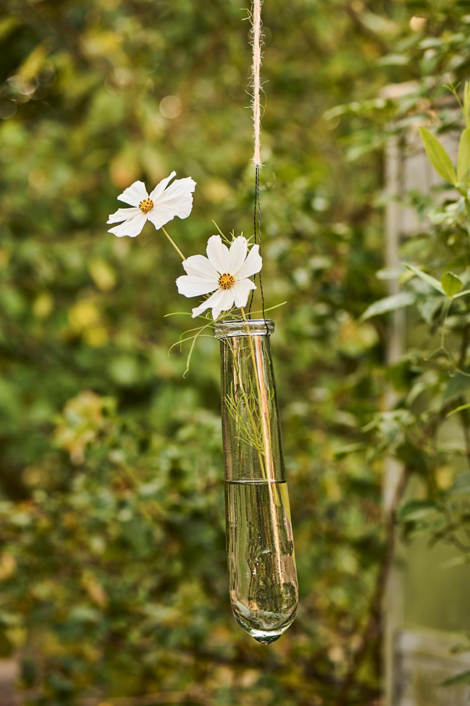 Deze fles van IB Laursen is met de hand gevormd en mondgeblazen. Ze kunnen hangen met 1 bloem erin of meerdere een leuk en origineel cadeau.