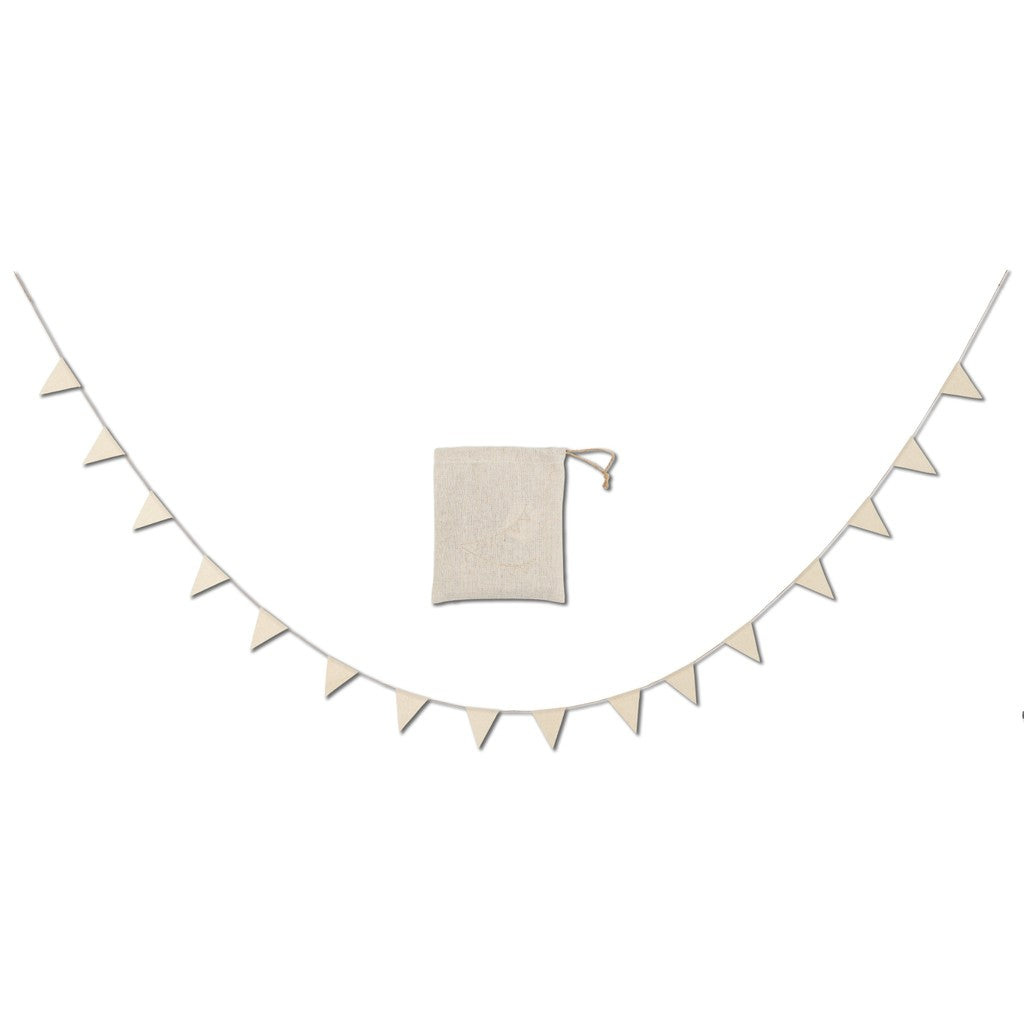Deze IB Laursen vlaggenslinger is erg schattig! Ontzettend decoratief voor iedere gelegenheid. De slinger heeft 15 kleine katoenen vlaggetjes van 10 bij 10,5 cm, de slinger heeft een lengte van 4 meter en de vlaggetjes kun je zelf plaatsen aan het touw. De totale vlaggenslinger is verpakt in een fijn zakje van linnen.