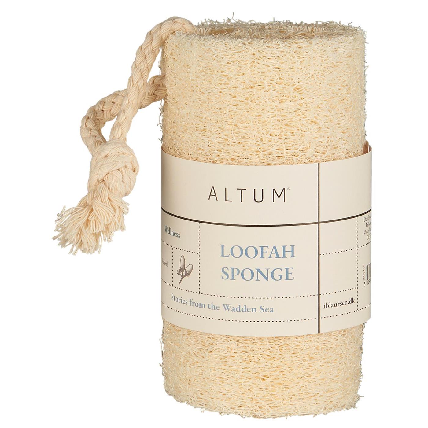 Dit is een natuurlijke spons afkomstig van de snel groeiende Luffa plant ook wel bekend als de sponscourgette. Ideaal om dode huidcellen te verwijderen en het stimuleert ook nog eens de bloedcirculatie. De spons is niet alleen fijn om mee te nemen onder de douche of in bad. Je kan er ook je keuken mee schoonmaken. Behoord bij de Altum serie van IB Laursen.