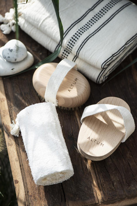 Dit is een natuurlijke spons afkomstig van de snel groeiende Luffa plant ook wel bekend als de sponscourgette. Ideaal om dode huidcellen te verwijderen en het stimuleert ook nog eens de bloedcirculatie. De spons is niet alleen fijn om mee te nemen onder de douche of in bad. Je kan er ook je keuken mee schoonmaken. Behoord bij de Altum serie van IB Laursen.