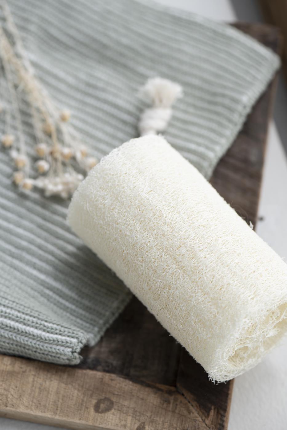 Dit is een natuurlijke spons afkomstig van de snel groeiende Luffa plant ook wel bekend als de sponscourgette. Ideaal om dode huidcellen te verwijderen en het stimuleert ook nog eens de bloedcirculatie. De spons is niet alleen fijn om mee te nemen onder de douche of in bad. Je kan er ook je keuken mee schoonmaken. Behoord bij de Altum serie van IB Laursen.