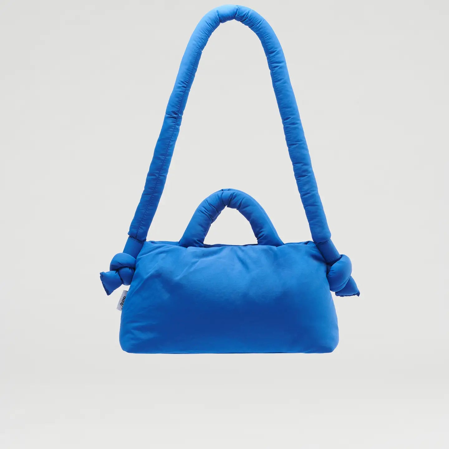 De Mini Ona is de kleine versie van de bestseller, Ona Soft Bag. Het lichte, waterdichte nylonweefsel en de gevoerde constructie maken hem comfortabel en gemakkelijk mee te nemen. Het heeft verstelbare bandjes en dankzij de magnetische sluiting is hij gemakkelijk te openen en te sluiten. Je vindt er twee binnenzakken, waarvan één met ritssluiting, voor veilige opslag. Perfect voor dagelijks gebruik.
Afmetingen: 33 x 19 x 11 cm en 100 cm lange (riem).