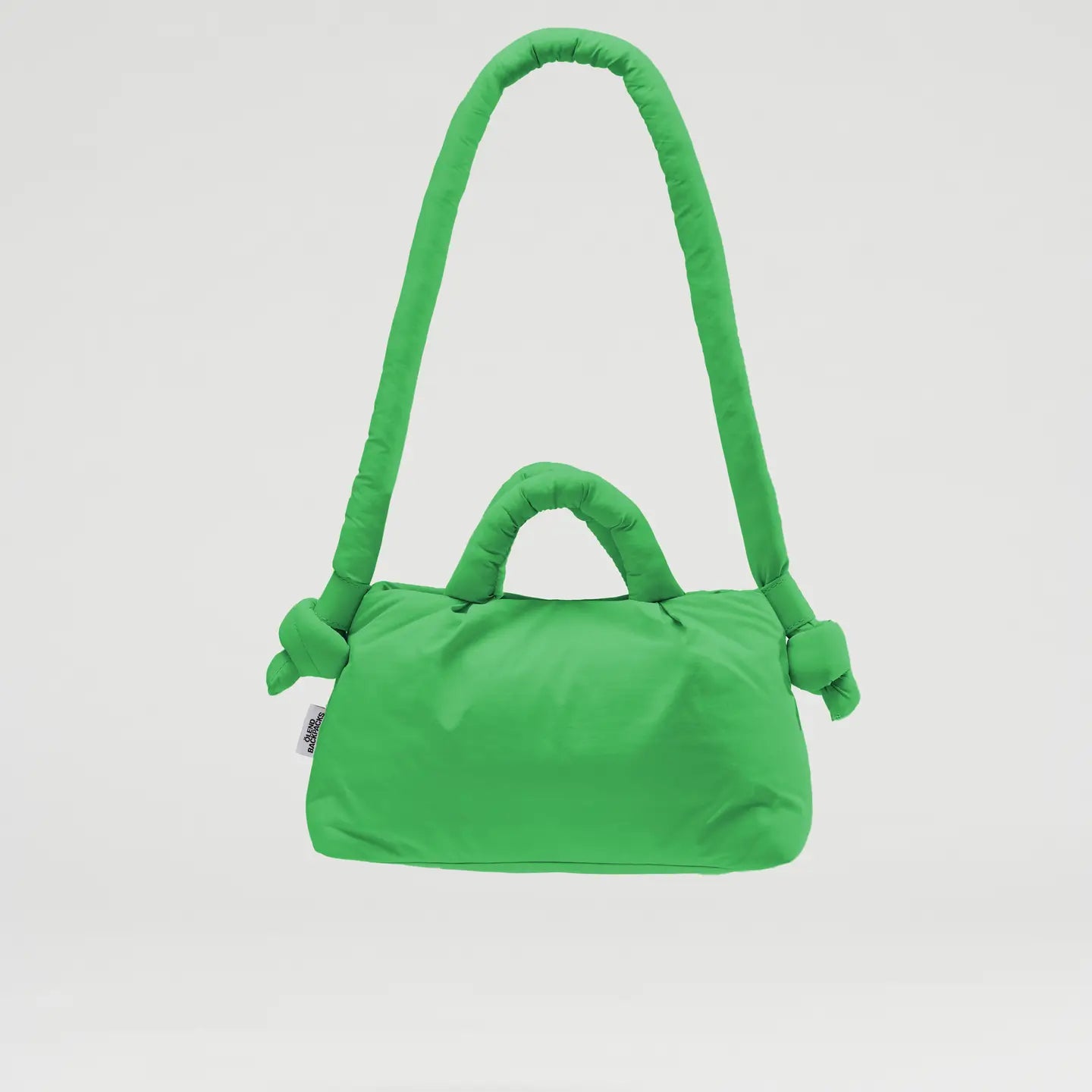 De Mini Ona is de kleine versie van de bestseller, Ona Soft Bag. Het lichte, waterdichte nylonweefsel en de gevoerde constructie maken hem comfortabel en gemakkelijk mee te nemen. Het heeft verstelbare bandjes en dankzij de magnetische sluiting is hij gemakkelijk te openen en te sluiten. Je vindt er twee binnenzakken, waarvan één met ritssluiting, voor veilige opslag. Perfect voor dagelijks gebruik.
Afmetingen: 33 x 19 x 11 cm en 100 cm lange (riem).