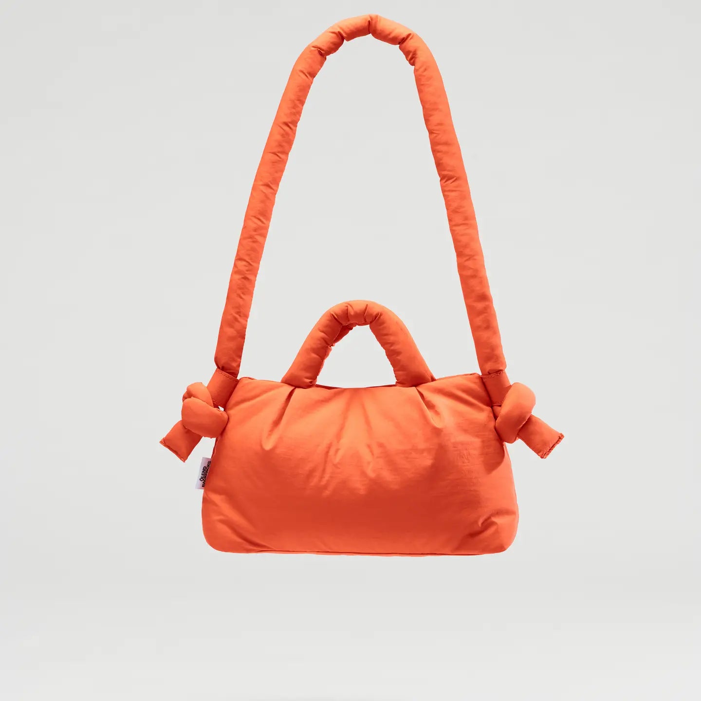 De Mini Ona is de kleine versie van de bestseller, Ona Soft Bag. Het lichte, waterdichte nylonweefsel en de gevoerde constructie maken hem comfortabel en gemakkelijk mee te nemen. Het heeft verstelbare bandjes en dankzij de magnetische sluiting is hij gemakkelijk te openen en te sluiten. Je vindt er twee binnenzakken, waarvan één met ritssluiting, voor veilige opslag. Perfect voor dagelijks gebruik.
Afmetingen: 33 x 19 x 11 cm en 100 cm lange (riem).