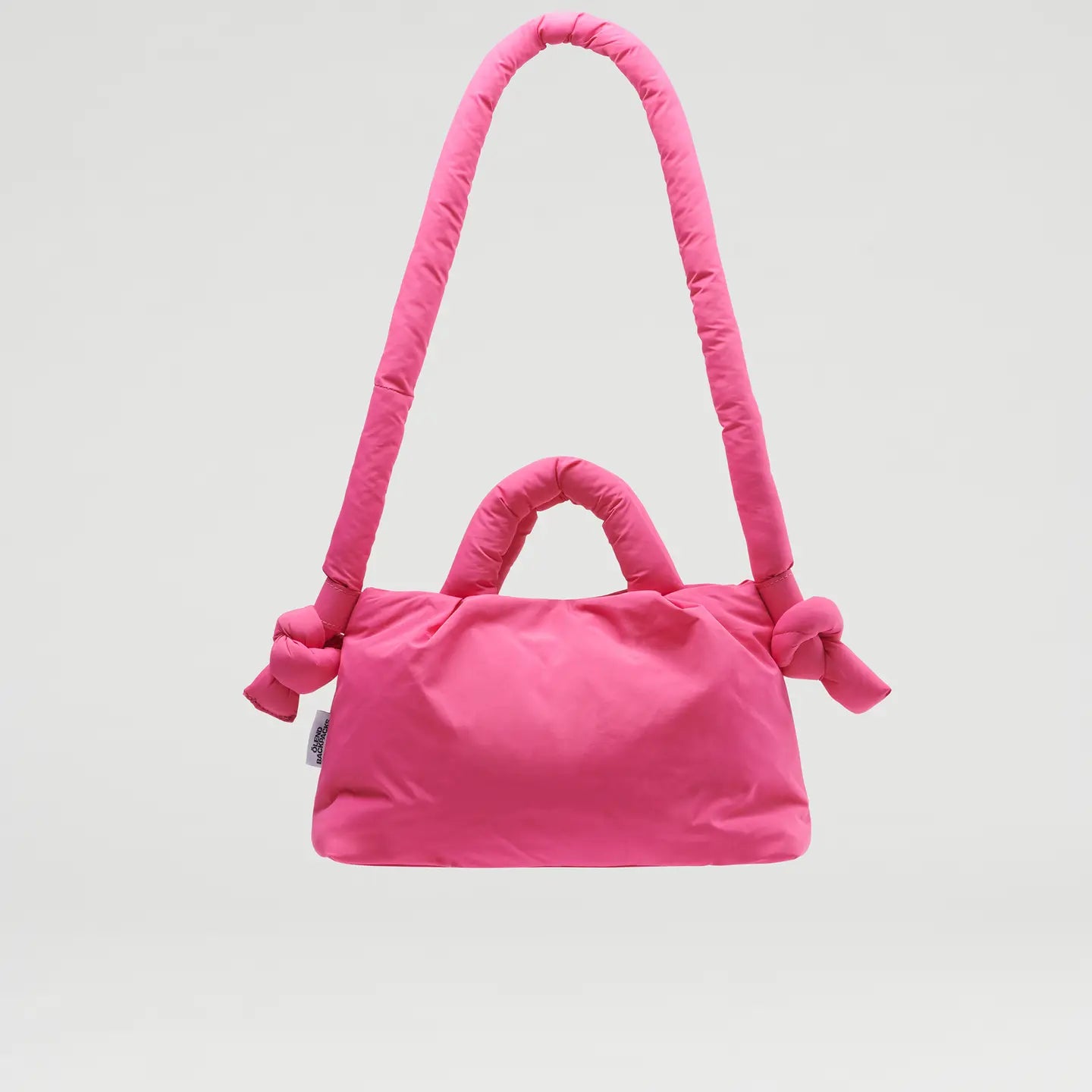 De Mini Ona is de kleine versie van de bestseller, Ona Soft Bag. Het lichte, waterdichte nylonweefsel en de gevoerde constructie maken hem comfortabel en gemakkelijk mee te nemen. Het heeft verstelbare bandjes en dankzij de magnetische sluiting is hij gemakkelijk te openen en te sluiten. Je vindt er twee binnenzakken, waarvan één met ritssluiting, voor veilige opslag. Perfect voor dagelijks gebruik.
Afmetingen: 33 x 19 x 11 cm en 100 cm lange (riem).