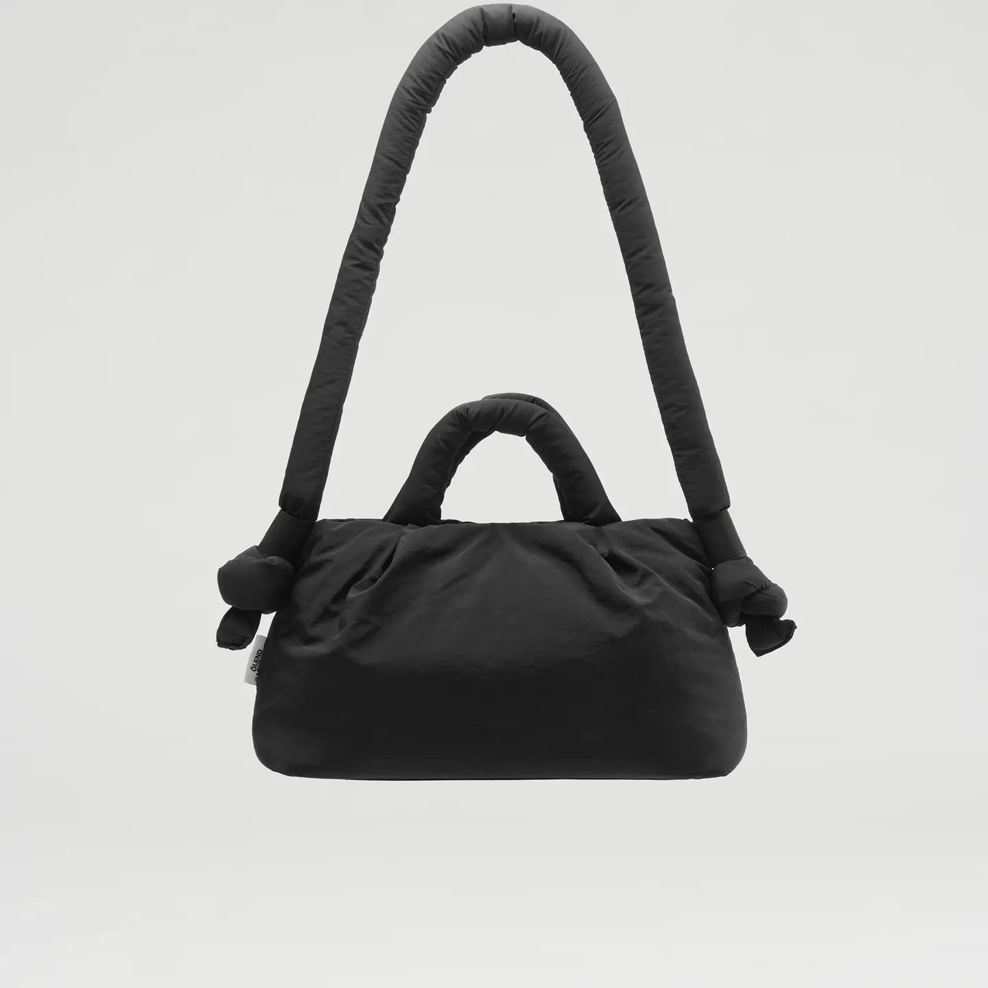 De Mini Ona is de kleine versie van de bestseller, Ona Soft Bag. Het lichte, waterdichte nylonweefsel en de gevoerde constructie maken hem comfortabel en gemakkelijk mee te nemen. Het heeft verstelbare bandjes en dankzij de magnetische sluiting is hij gemakkelijk te openen en te sluiten. Je vindt er twee binnenzakken, waarvan één met ritssluiting, voor veilige opslag. Perfect voor dagelijks gebruik.
Afmetingen: 33 x 19 x 11 cm en 100 cm lange (riem).