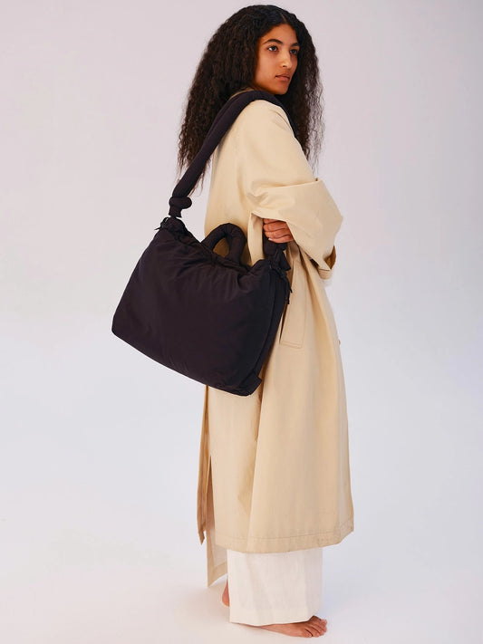 Deze veelzijdige en comfortabele tas zal je beste bondgenoot zijn. De gevoerde riemen kunnen naar wens als schoudertas of als rugzak worden samengebonden. Buitenzak met ritssluiting en binnenhoes. Waterbestendige stof, de ideale tas voor dagelijks gebruik.
Afmetingen: 32 x 42 x 14 cm/19 liter Ölend