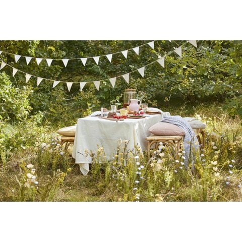 Deze IB Laursen vlaggenslinger is erg schattig! Ontzettend decoratief voor iedere gelegenheid. De slinger heeft 15 kleine katoenen vlaggetjes van 10 bij 10,5 cm, de slinger heeft een lengte van 4 meter en de vlaggetjes kun je zelf plaatsen aan het touw. De totale vlaggenslinger is verpakt in een fijn zakje van linnen.