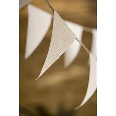 Deze IB Laursen vlaggenslinger is erg schattig! Ontzettend decoratief voor iedere gelegenheid. De slinger heeft 15 kleine katoenen vlaggetjes van 10 bij 10,5 cm, de slinger heeft een lengte van 4 meter en de vlaggetjes kun je zelf plaatsen aan het touw. De totale vlaggenslinger is verpakt in een fijn zakje van linnen.