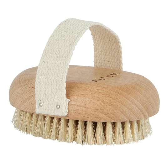 Met regelmaat de bad borstel erbij pakken om je lichaam (met liefde) te lijf te gaan is een heel goed idee! Als je dit ritueel verwerkt in je beauty routine is dat heilzaam voor de doorbloeding, het ondersteunt de lymfestroom en daarmee de reiniging van binnenuit. Behoort tot de serie Altum van IB Laursen. 