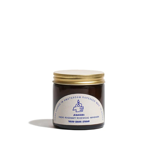 Geurkaars van very goods studio gemaakt van koolzaadwas met katoenen lont in amberkleurige 60 ml pot, geur asagiri 