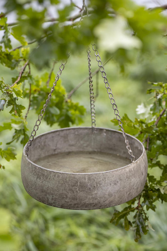 Hoor je ze spetteren en plonsen? Vogels nemen tijdens de lente- en zomerdagen graag de tijd voor een bad en een verkoelend slokje water. Ze zullen je dankbaar toefluiten wanneer je deze waterbak een mooi plekje in de tuin geeft.