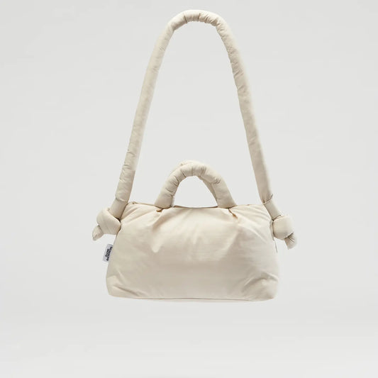 De Mini Ona is de kleine versie van de bestseller, Ona Soft Bag. Het lichte, waterdichte nylonweefsel en de gevoerde constructie maken hem comfortabel en gemakkelijk mee te nemen. Het heeft verstelbare bandjes en dankzij de magnetische sluiting is hij gemakkelijk te openen en te sluiten. Je vindt er twee binnenzakken, waarvan één met ritssluiting, voor veilige opslag. Perfect voor dagelijks gebruik.
Afmetingen: 33 x 19 x 11 cm en 100 cm lange (riem).