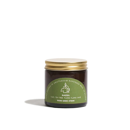 Geurkaars van very goods studio gemaakt van koolzaadwas met katoenen lont in amberkleurige 60 ml pot, geur naeba